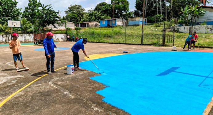 Junior Ortíz inicia rehabilitación de la cancha del kilómetro 8 en Caripito