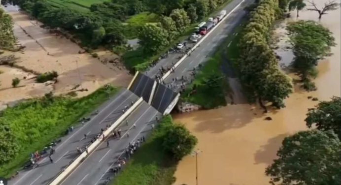 Colapso del puente La Trinidad en Portuguesa tras fuertes lluvias