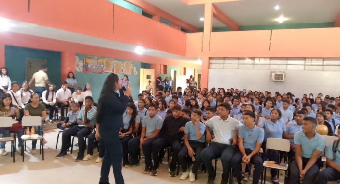 Alumnos del liceo “Eloy Palacios Cabello” reciben charla sobre educación sexual