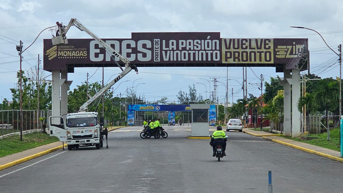 Reforzado alumbrado público por juego de la Vinotinto 3 luminarias3