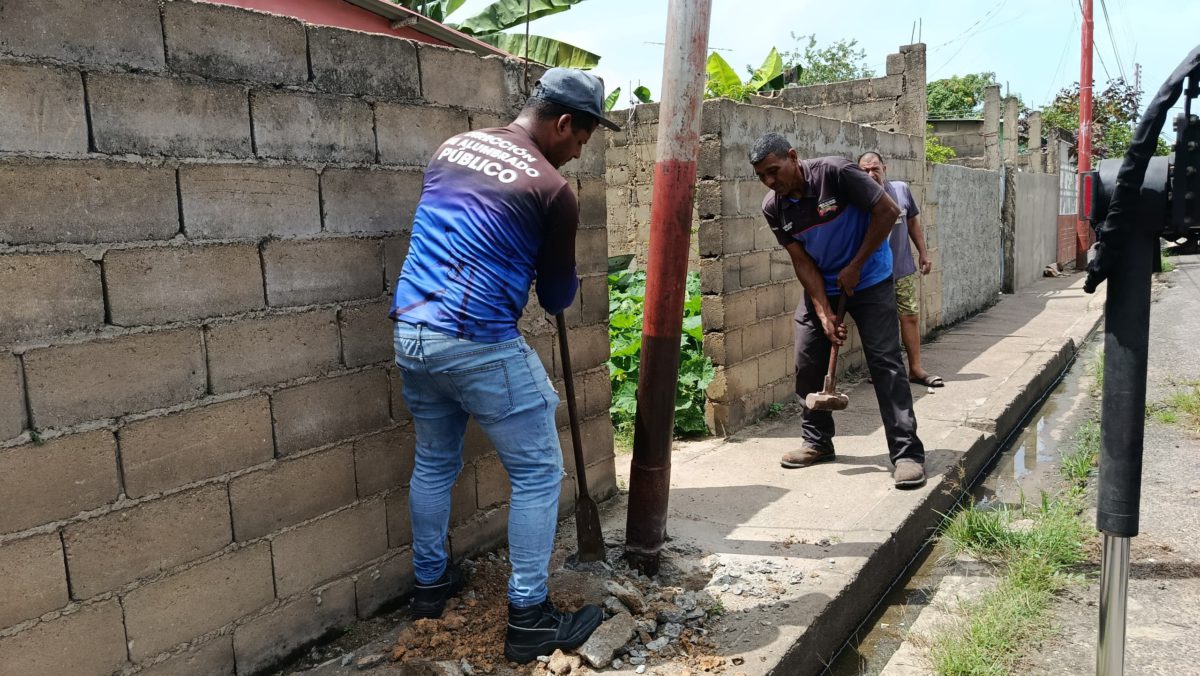 Comunidad y Alcaldía de Maturín reparan poste en Parque del Este 2 poste2