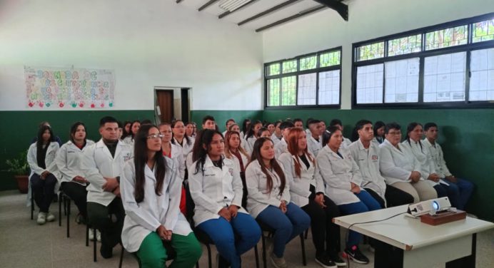 Dictan taller de orientación técnica para estudiantes de ciencias de la salud en Monagas