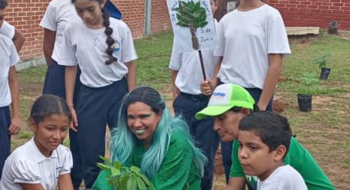 Programa «Dejando huellas» sembró árboles en colegios de Maturín