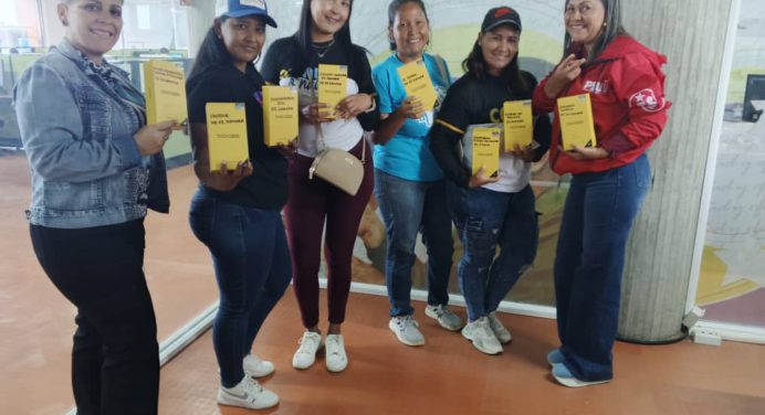 Entregan teléfonos corporativos a voceros de las salas de Gobierno comunal