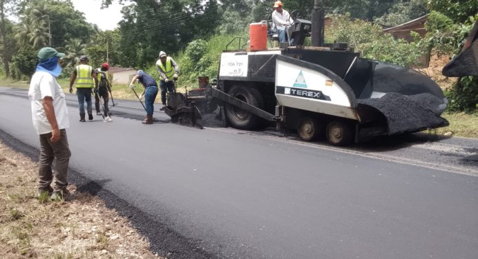 Avanzan trabajos de mejoramiento vial en la troncal 10 del municipio Bolívar