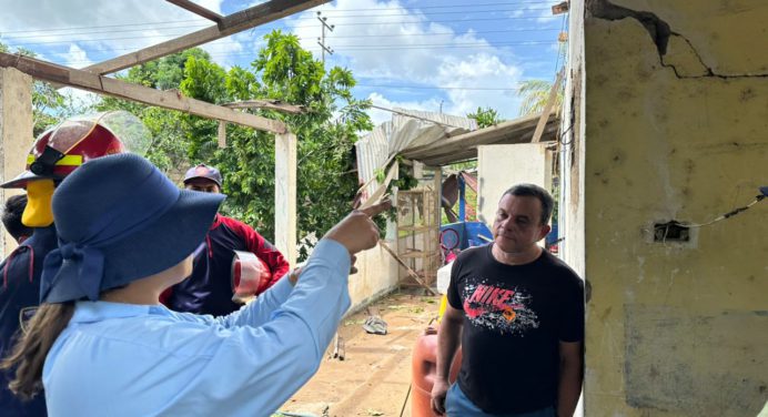 Alcaldesa de Piar evalúa daños causados por vientos huracanados en Chaguaramal