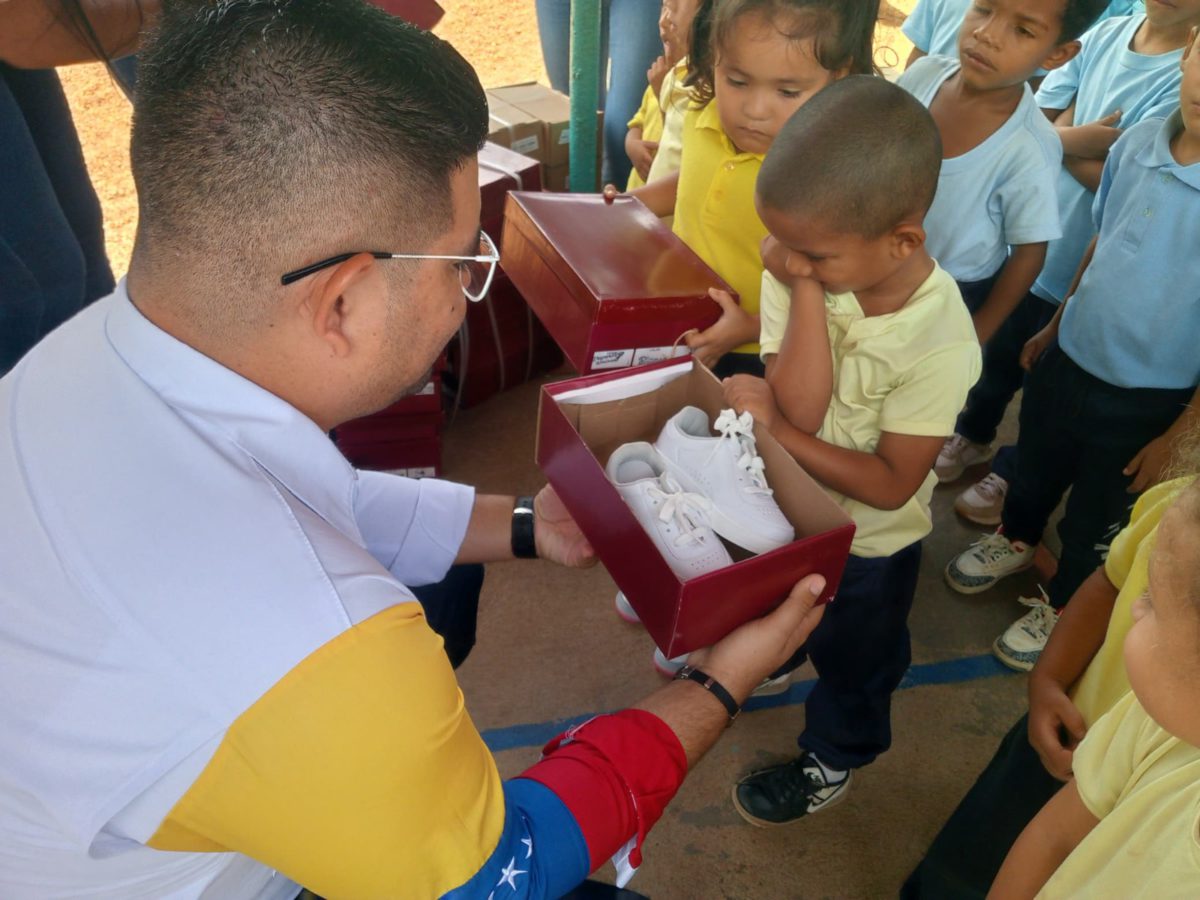 Rafael Sánchez Mérida realza el sistema educativo de Aguasay 3 zapatos2
