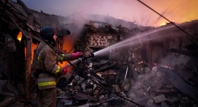 Rusia bombardea infraestructura energética y militar de Ucrania