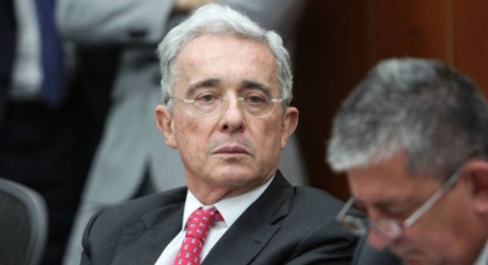 Álvaro Uribe bajo prisión domiciliaria tras ser declarado culpable