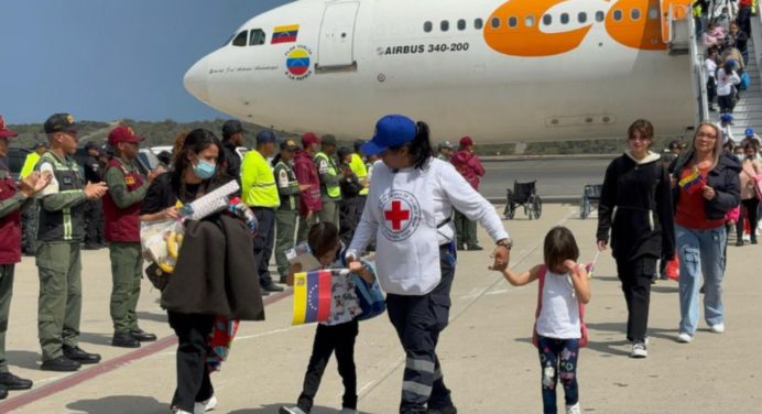 Arriban al país más de 200 connacionales, entre ellos algunos niños desde EEUU