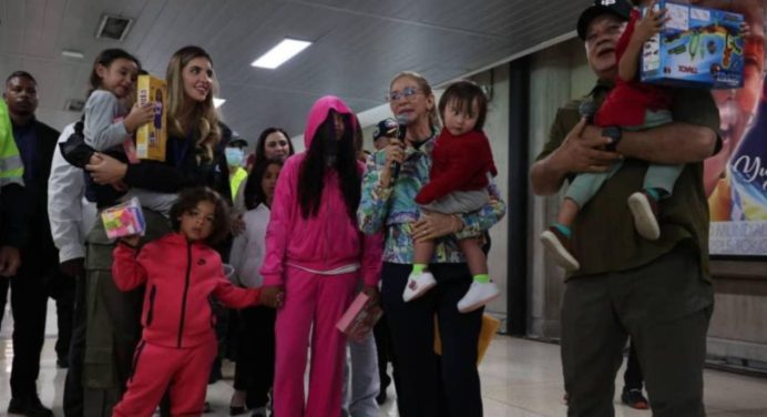 Siete niños arribaron al país en vuelo desde EE.UU. con migrantes venezolanos