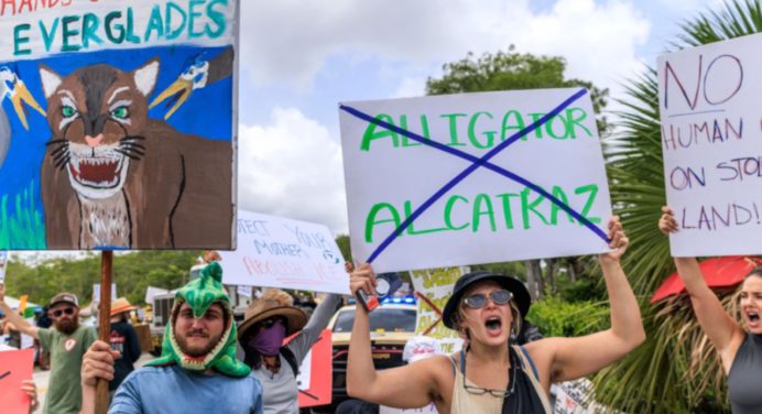 Trump llega al centro Alcatraz en Florida y es recibido por manifestantes