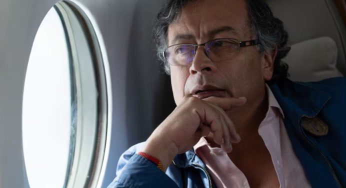 Petro ordena desviar su avión ante una alerta de amenaza
