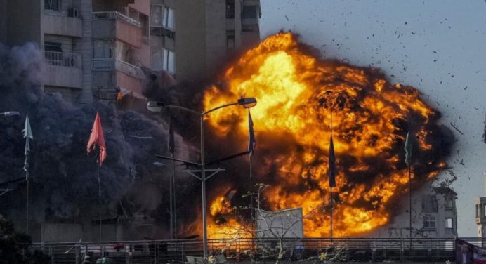 Israel intensifica bombardeos en el Líbano