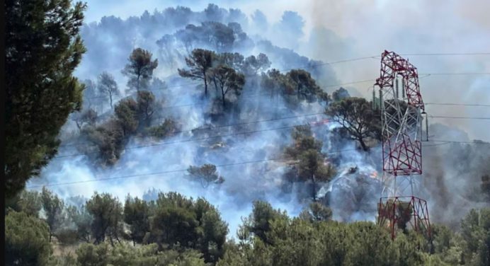 Incendio devastador en el Sur de Francia: Aeropuerto cerrado y evacuaciones masivas