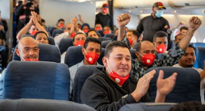 Regresan 186 migrantes repatriados desde Estados Unidos