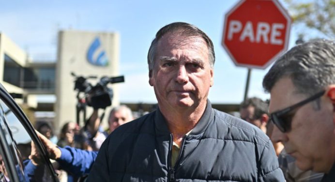 Expresidente Bolsonaro es llevado por agentes para ponerle su tobillera electrónica