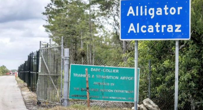 Florida desafía decisión judicial ‘Alligator Alcatraz’ y seguirá con la deportación