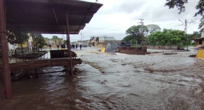 Intensas lluvias en Carabobo dejan afectaciones en viviendas y en las vías