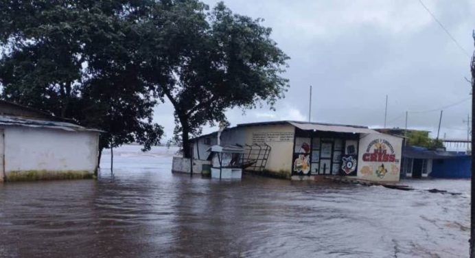 Crecida del río Orinoco por lluvias intensas en Amazonas afecta a mil 500 personas
