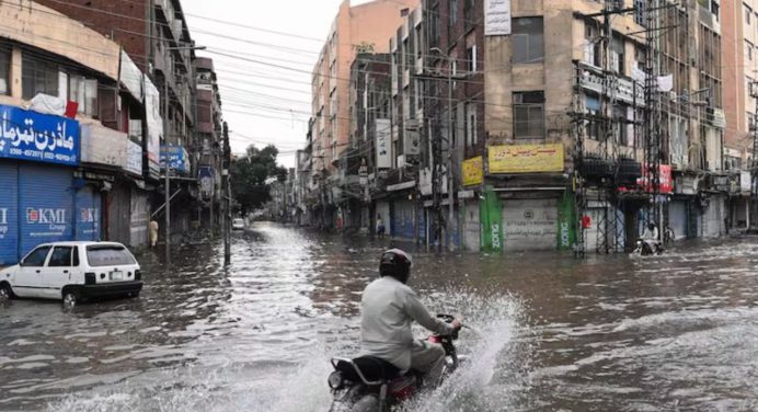 Torrenciales lluvias en Pakistán dejan más de 230 muertes y pronóstico de continuar