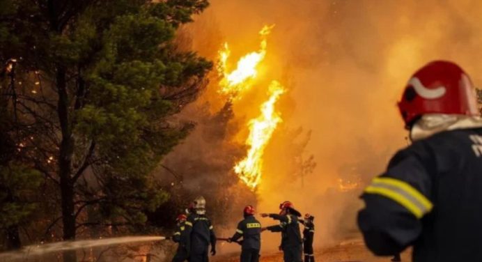 Incendio en el Sur de Grecia mantiene a más de 300 bomberos en acción para controlarlo