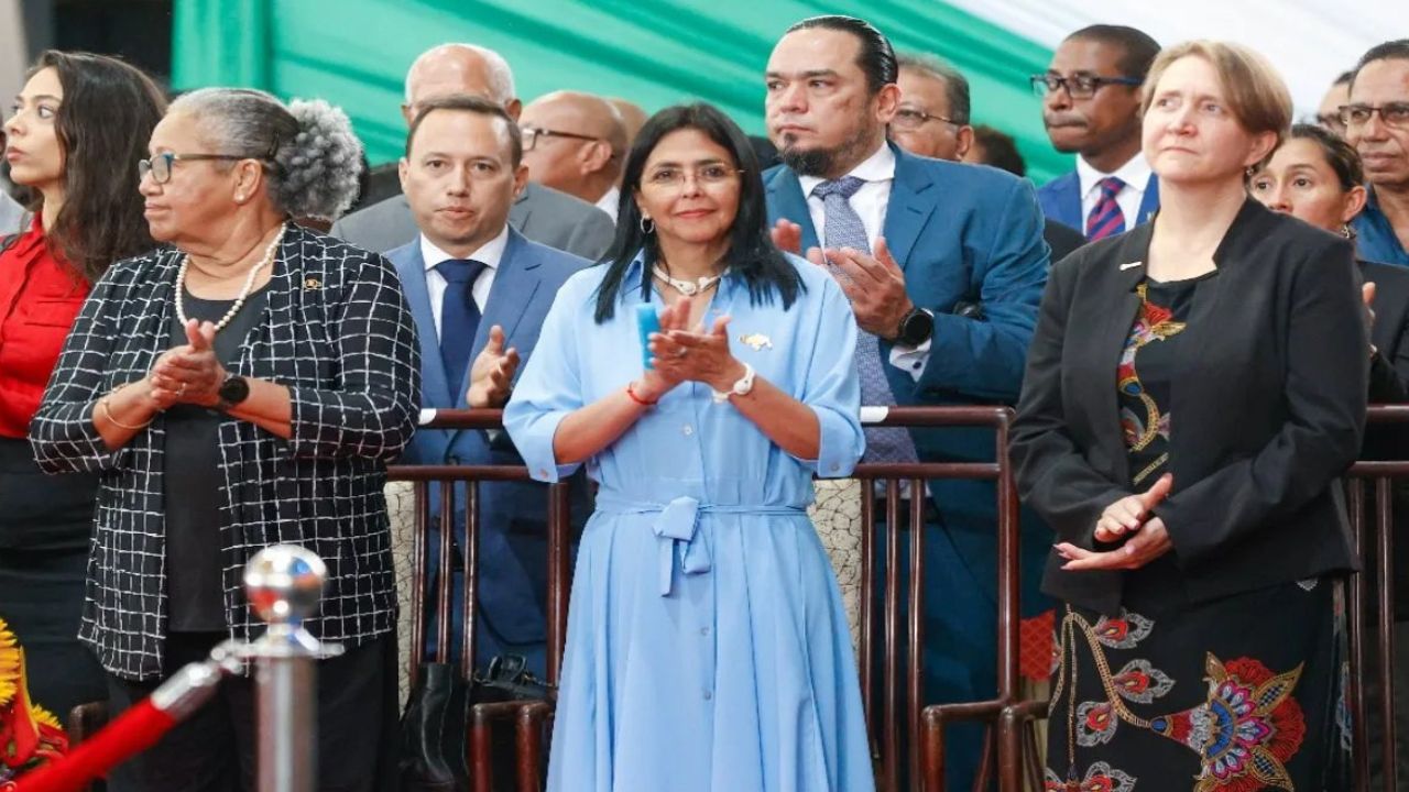 Jennifer Geerlings-Simons, quien se convierte en la primera mujer presidenta de esta nación.