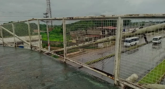 Mujer cayó desde la pasarela de la avenida Bella Vista