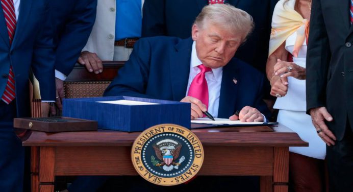 Trump firma declaración de emergencia para responder a las inundaciones en Texas