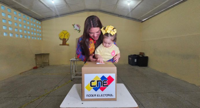 Ana Fuentes ejerció su derecho al voto y reportó normalidad en el proceso