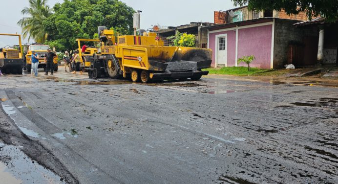 Poder comunal y Alcaldía de Maturín ejecutan asfaltado en Las Cayenas