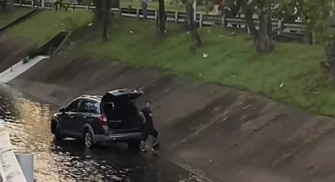 Camioneta cayó al caño de la avenida Orinoco