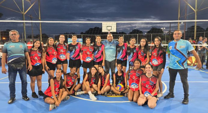 Entregan cancha techada reacondicionada en el sector La Tomatera de Caicara