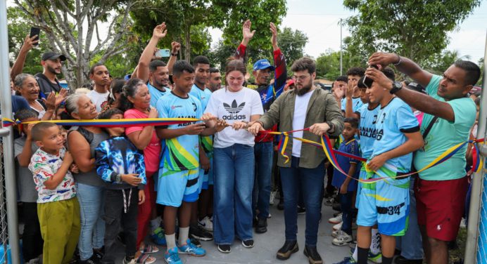 Ernesto Luna entrega cancha en el sector Amana Abajo de Maturín
