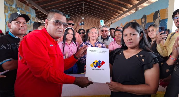 Carlos Requena fue acreditado como alcalde reelecto en el municipio Libertador