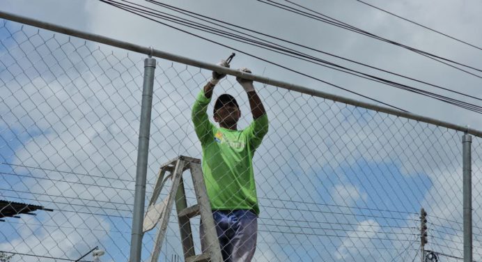 Alcaldía de Maturín avanza en rehabilitación del cercado perimetral en Las Cocuizas
