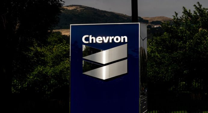 WSJ: Trump autoriza a Chevron reanudar la extracción de petróleo en Venezuela
