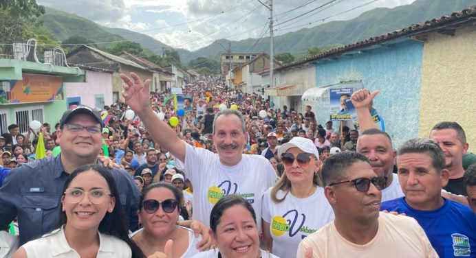 Multitudinaria marcha en apoyo a la reelección de Chúo Velásquez en Acosta