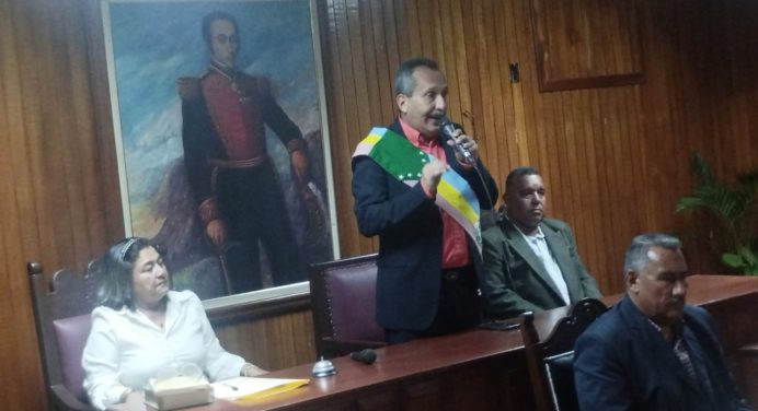 Chúo Velásquez fue juramentado alcalde reelecto en Acosta