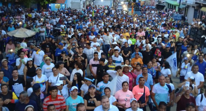 Chúo Velásquez cerró su campaña en Acosta