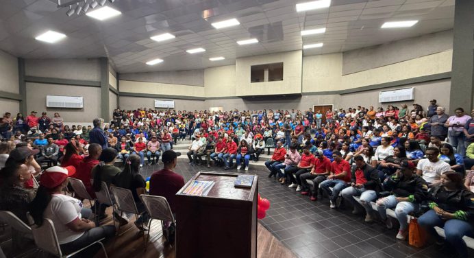 Candidata Mariángelys Tillero juramenta comando de campaña en Piar