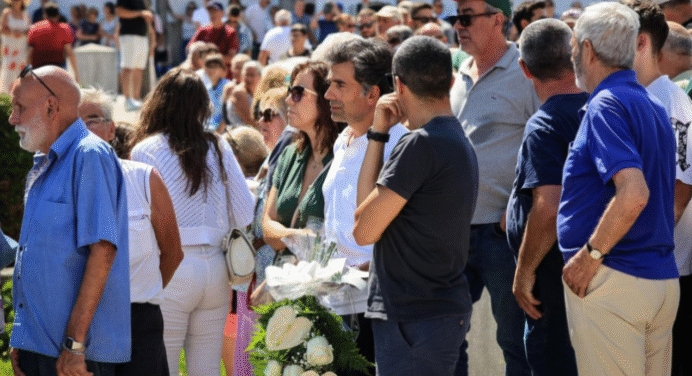 Cientos de personas dan el adiós a Diogo Jota y su hermano en capilla ardiente