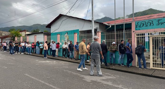 Monaguenses acuden a votar temprano este 27-J