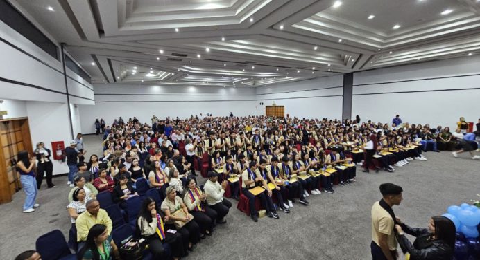 Alcaldesa Ana Fuentes motiva a bachilleres a continuar su formación académica