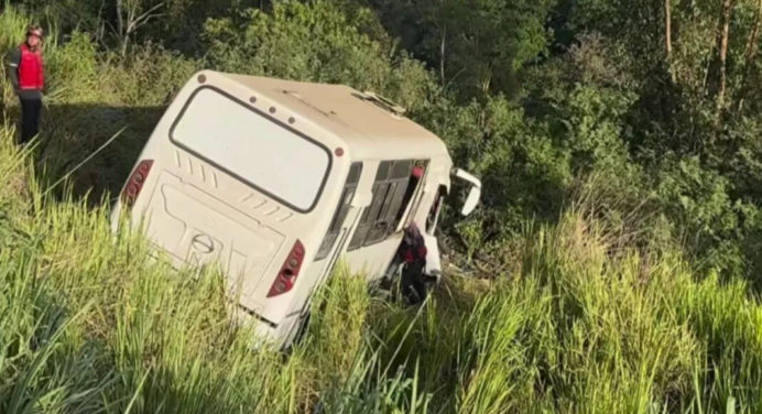 29 heridos dejó accidente de autobús en la bajada de Tazón