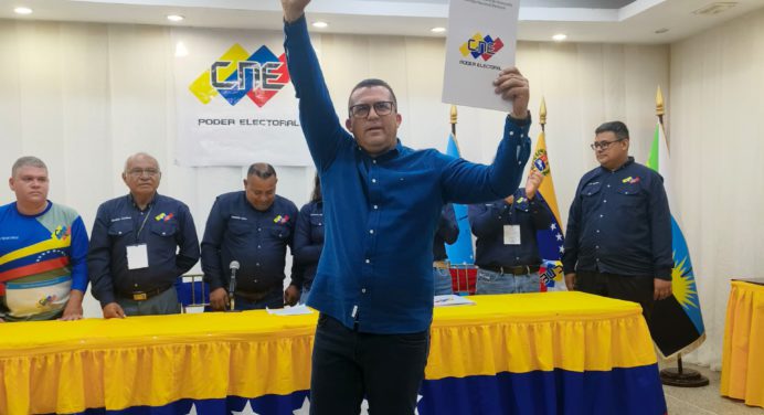 En Zamora el alcalde reelecto Óscar Cedeño recibió su acreditación