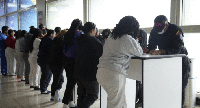 Más de 200 venezolanos retornaron al país este viernes
