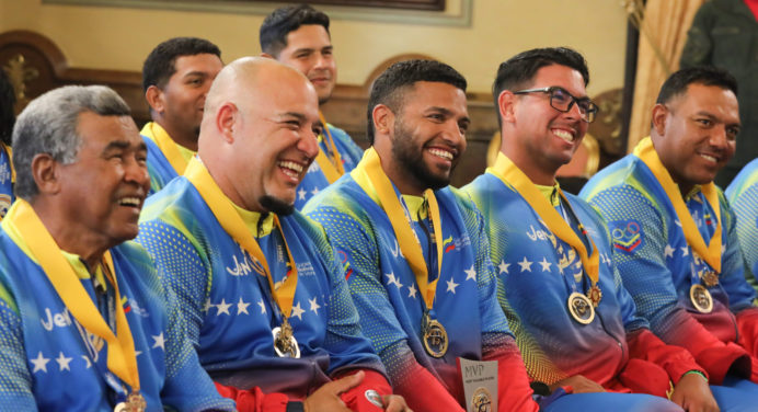 Selección nacional de sóftbol arriba a Venezuela tras ganar Copa Mundial