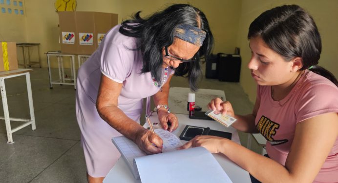 Electores destacaron sencillez del proceso del 27-J