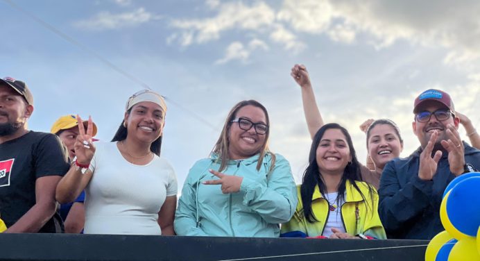 Candidata Roselis León recorrió en caravana calles de Santa Bárbara en inicio de campaña